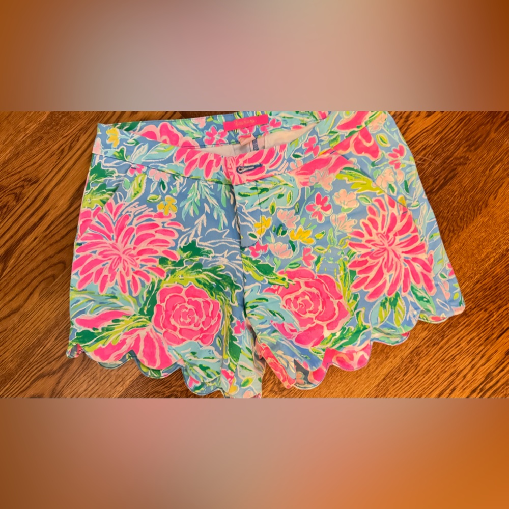 Lilly Pulitzer size 2 buttercup scallop shorts in Euc.
